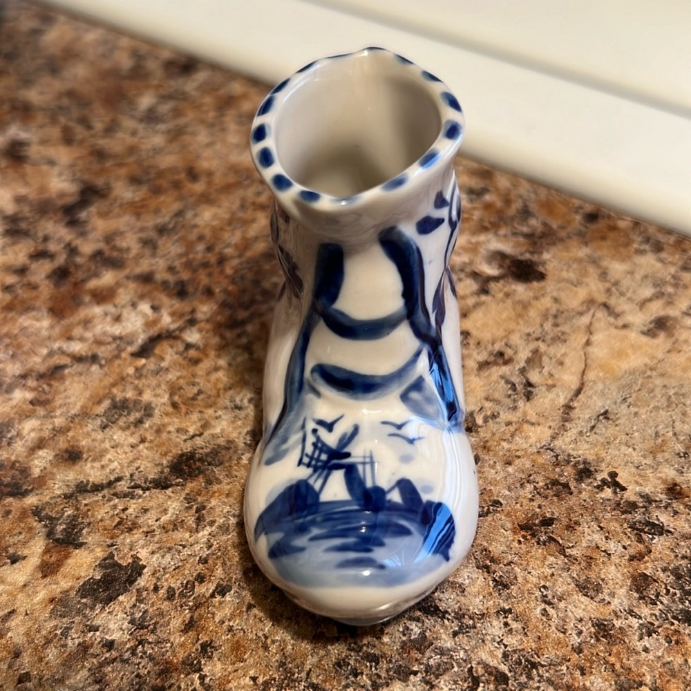 Vintage, miniature shoe. Blue Delft Holland mid century.